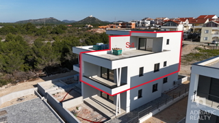 Vodice, dvoetažni stan s krovno teraso in čudovitim pogledom na morje