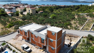 Vodice, nov projekt, moderna hiša s bazenom in strešno teraso