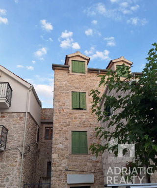 Vodice, kamnita hiša s poslovnim prostorom - pogled na morje