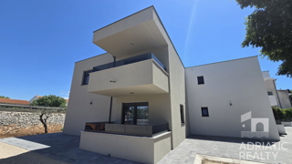 Vodice, udoben dvosobni stanovanje s teraso, takoj vseljiv