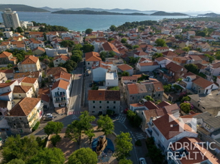 Vodice, avtohtona kamnita hiša za obnovo v središču kraja