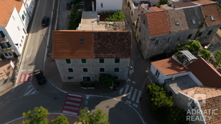 Vodice, avtohtona kamnita hiša za obnovo v središču kraja