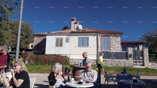 V bližini mesta Umag. Na prodaj hiša, 123,65 m² tik ob morju, le 10 metrov od vode.