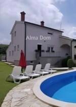 Na prodajo ponujamo čudovito samostojno hišo s bazenom v mirnem in zelenem predelu Pule (Veli Vrh)