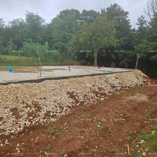 Prodaja - gradbeno zemljišče s dovoljenjem in začetkom gradnje, blizu Barbana!