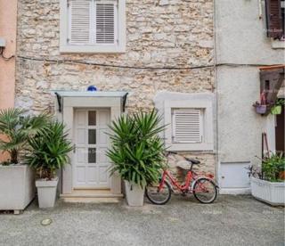 Prodaja - Hiša v centru, le 50 m oddaljena od morja, Umag!