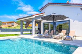 Pomer. Nova samostojeća prizemnica z bazenom.