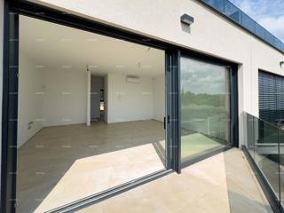 Prodajemo stan z veliko strešno teraso!