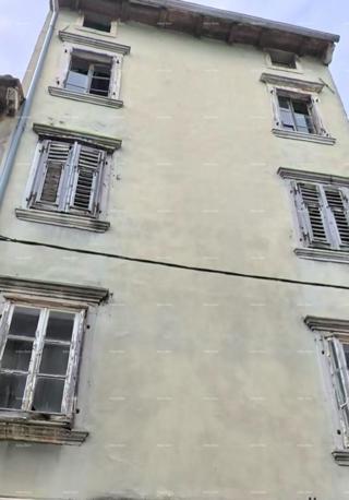 Odlična priložnost! Prodaja stanovanjske stavbe s poslovnim prostorom in vrtom, v centru Vodnjana!