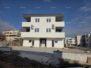 Prodaja hiše s tremi stanovi v Medulinu