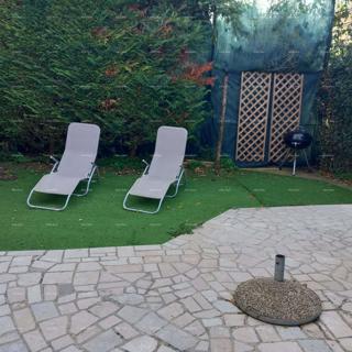 Pješčana Uvala, 200 metrov od plaže in morja, simpatična hišica s tremi apartmaji.