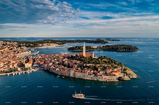 Prodamo čudovit trisobni apartma, 200m od morja, Rovinj!