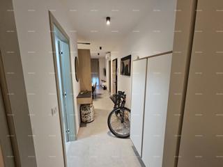 Pula – Nov, moderno opremljen stan s terasom