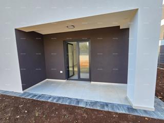 Dvosoban stan z vrtom v bližini morja. MEDULIN.