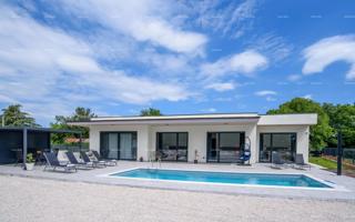 KANFANAR, MODERNA VILA PRIZEMNICA S BAZENOM – MIRNA LOKACIJA