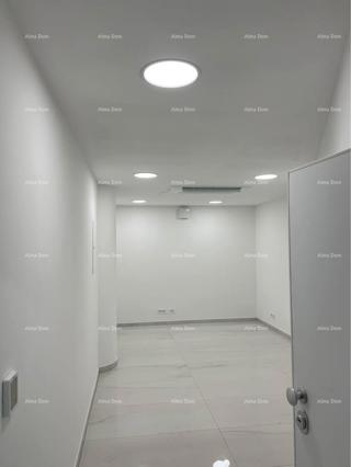 Prodajemo poslovni prostor v centru Pule.