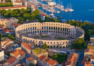 PULA – stan v centru z dvema garažama in veliko teraso