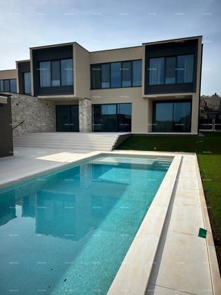 Na prodaj je moderna hiša s bazenom, ki se nahaja v idilični vasici blizu Rovinja.