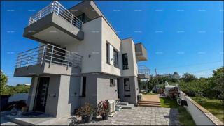 Moderna vila v Istri s pogledom na morje, strešno teraso in urejenim vrtom – 800 m od plaže