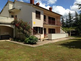 Na prodaj je hiša z veliko dvorišče, 5 km od Poreča.