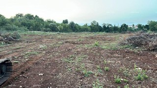 Prodamo zazidljivo zemljišče 4300m2 v industrijsko-poslovni coni Šišen