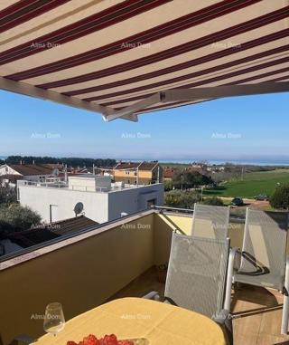Novo v ponudbi! Odličen stan z veliko teraso in pogledom na morje, Novigrad!