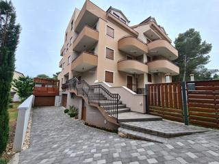 Trinadstropno stanovanje s strešno teraso! 100 metrov do morja.