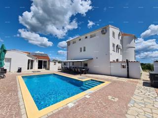 Na prodaju hiša s bazenom – Valtura