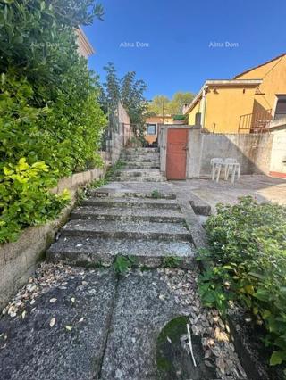 Prodaja hiše v širšem centru s pomožno zgradbo, Pula!