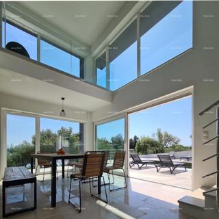 Moderna vila s grijanim bazenom i pogledom na more