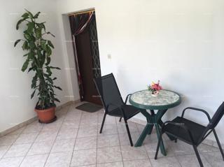 Na novo ponujen apartma v Premanturi blizu morja. Apartma G se nahaja v pritličju in je sestavljen iz predsobe, dveh spalnic, kopalnice, prostorne dnevne sobe s kuhinjo in jedilnico. Stanovanje je svetlo in prostorno ter ima veliko odprtin