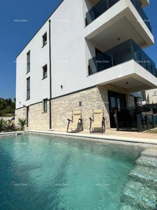 Moderna hiša s bazenom v Medulinu, idealna za družino ali naložbo!