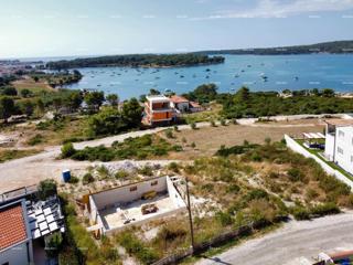 Medulin, Mukalba – Gradbena parcela z začetim gradbeništvom.