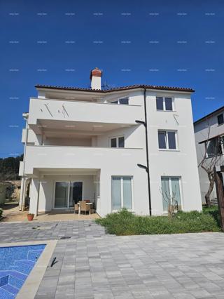 BANJOLE – prostorna hiša z več stanovanjskimi enotami in dodatnim gradbenim zemljiščem