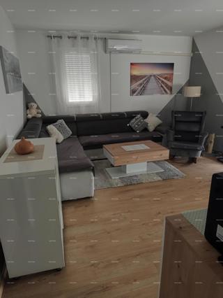 Pula, opremljeno in prenovljeno družinsko stanovanje (60 m²) z dvigalom in balkonom