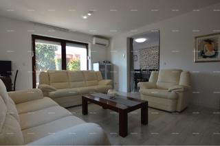 Prostran stan z dvoriščem, Tar