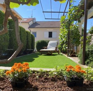 Pula – Hiša z dvema stanovanjski enotama, 50 m od morja