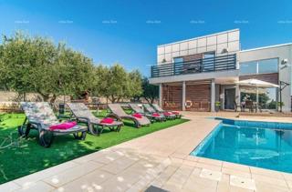 VODNJAN – Moderna vila s bazenom, pogledom na Brijune i prostranom okućnicom!