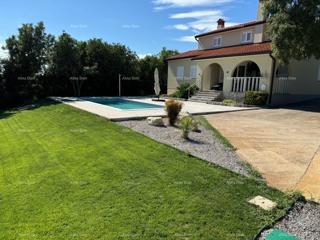 Raša, hiša s bazenom in pogledom na morje