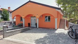 Hiša s čudovitim pogledom na gore, terasa, vrt, žar in zasebno parkirišče.