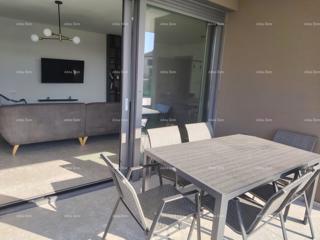 Vrhunski trosoban stan z vrtom in bazenom, opremljen