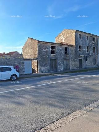 Na prodaju: Avtentična kamnita hiša s dvoriščem – Vodnjan.