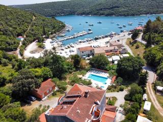 Investicija iz sanj: šarmanten hotel v Krnici, 200 m od morja