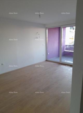 Vrhunska lokacija! Prodaja stan s garažnim parkirnim mestom v neposredni bližini centra mesta, Pula!