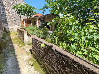 Hiša v središču Marčane z vrtom.