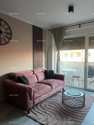 Prodaja - opremljen stan s parkirnim mestom v bližini centra, Pula!