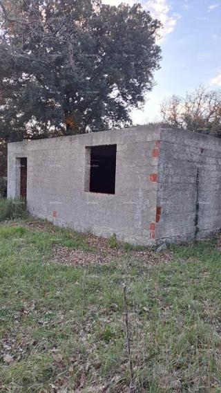Gradbeni parcel s hišo v roh-bau fazi – 50 m od morja, Peroj