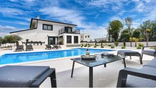 Prelepa, moderna hiša s bazenom in garažo, Krnica! Vseljivo takoj!