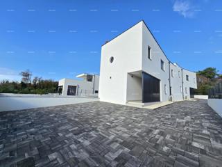 1 km do centra Medulina. Prodaja nove hiše s bazenom na odlični lokaciji, blizu morja!