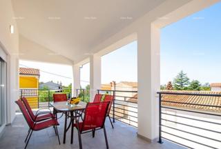 Prodaja dvoetažnega stanovanja z velikim vrtom in garažo, Ližnjan!